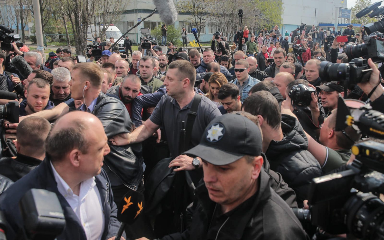 Зеленський проголосував: ішов на дільницю під реп-музику
