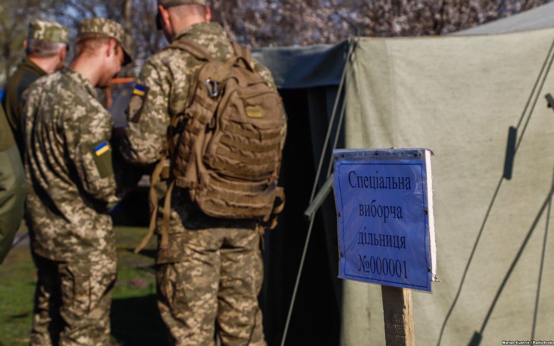 Порошенко мінімально переміг Зеленського серед військових на передовій