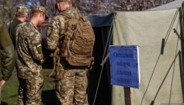 Порошенко мінімально переміг Зеленського серед військових на передовій
