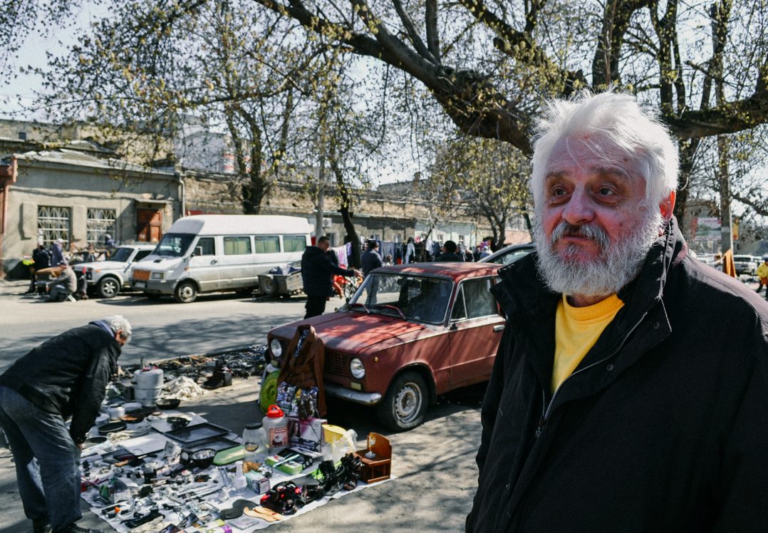 "Кидайте свій фотоапарат, беріть мої пляшки": прогулянка одеською барахолкою з Борисом Херсонським
