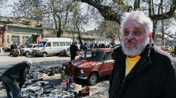 "Кидайте свій фотоапарат, беріть мої пляшки": прогулянка одеською барахолкою з Борисом Херсонським