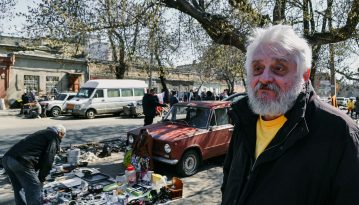 "Кидайте свій фотоапарат, беріть мої пляшки": прогулянка одеською барахолкою з Борисом Херсонським