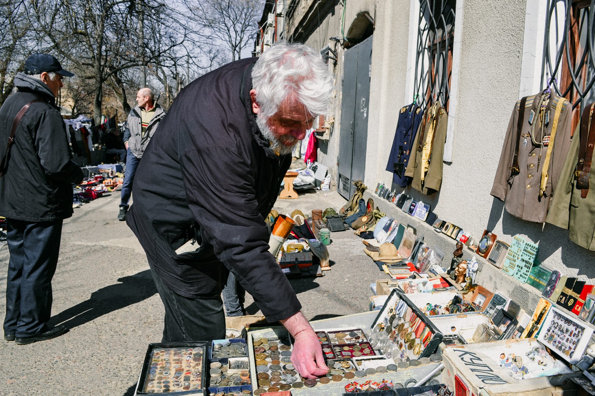«Кидайте свій фотоапарат, беріть мої пляшки»: прогулянка одеською барахолкою з Борисом Херсонським