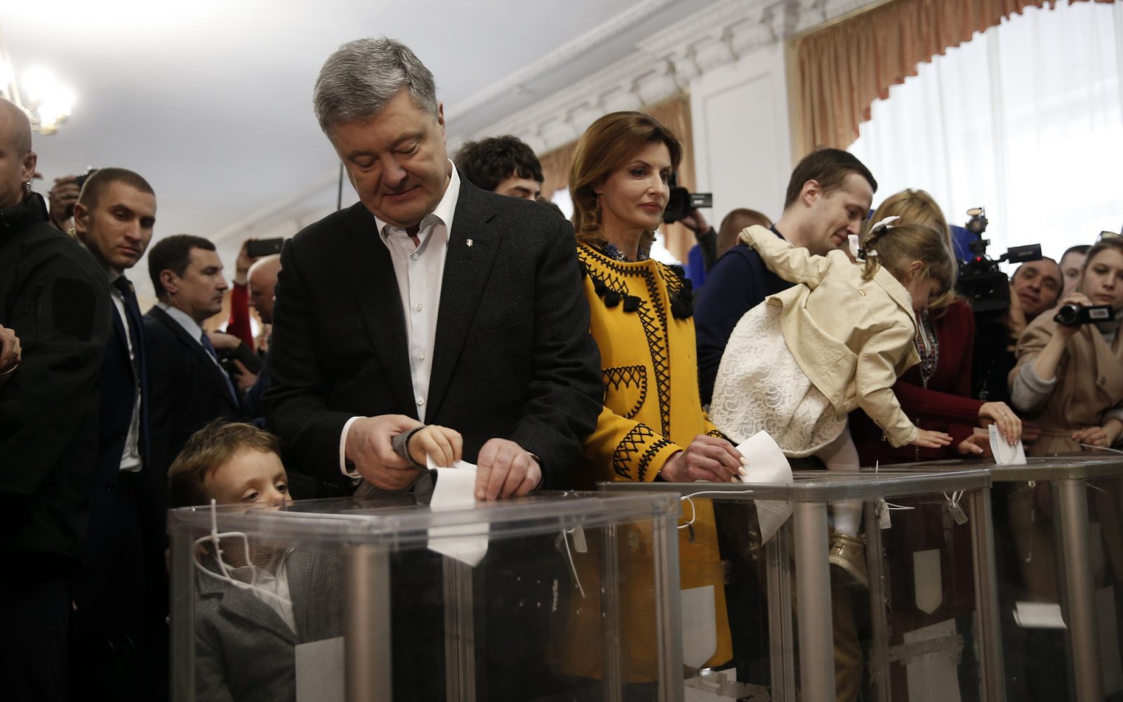 Петро Порошенко проголосував на виборах та звернувся до українців