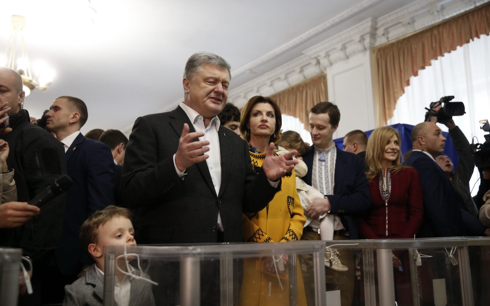 Петро Порошенко проголосував на виборах та звернувся до українців