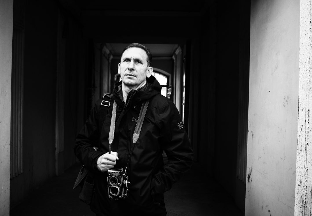 «Як той, хто знімає, я бачу людину і несправедливість»: фотограф Олександр Чекменьов в Одесі.
