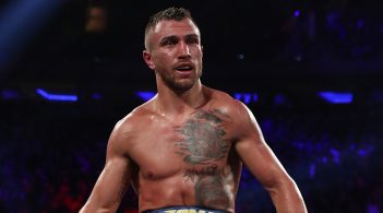 Бокс: Василь Ломаченко нокаутом переміг британця Ентоні Кролла