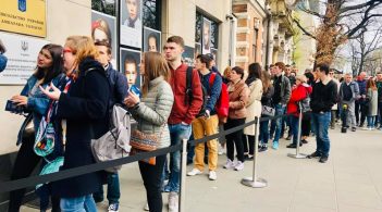 Дільниці за кордоном переповнені та перевантажені