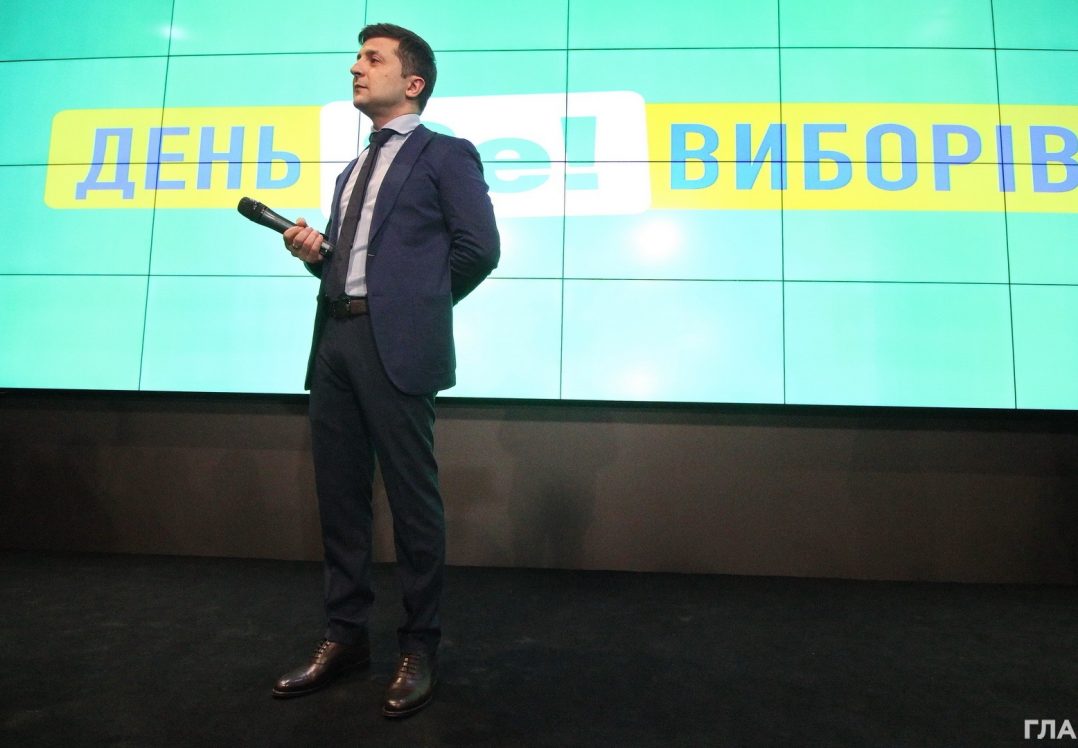 За Зеленського готові голосувати 61 % українців – опитування напередодні другого туру
