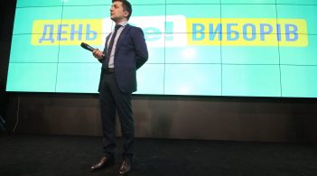 За Зеленського готові голосувати 61 % українців – опитування напередодні другого туру