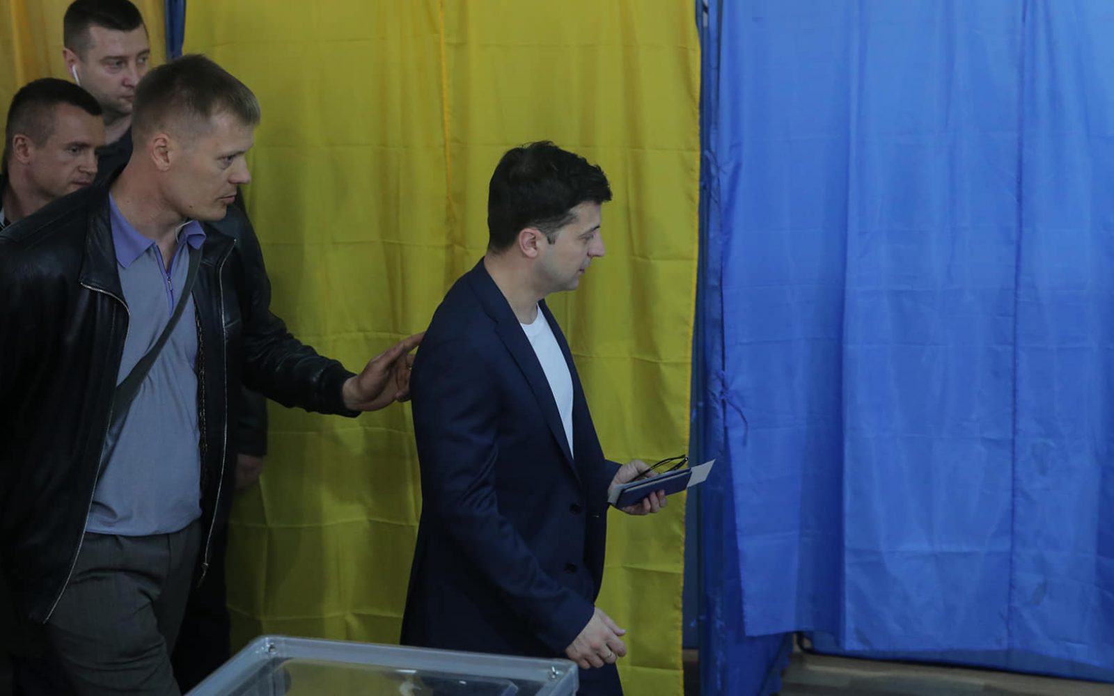 Зеленський проголосував: ішов на дільницю під реп-музику