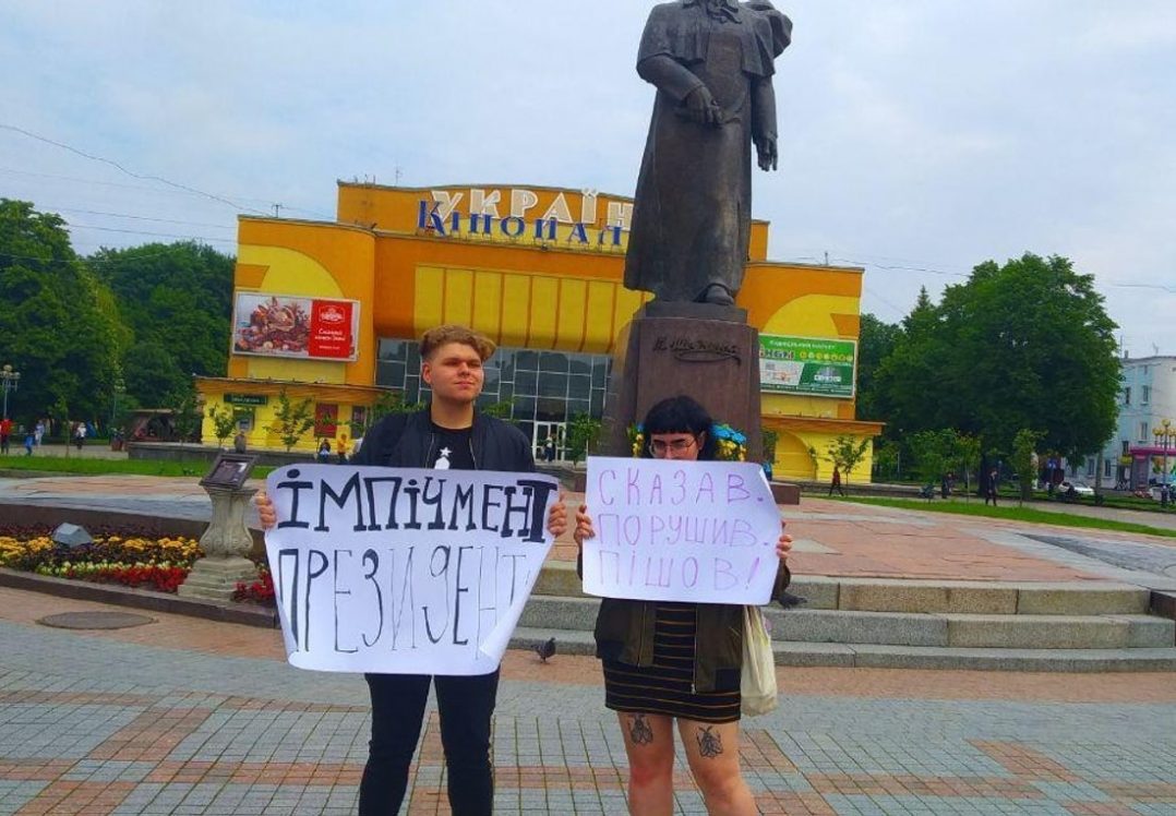 "Мітинг" у Рівному: чому поліція затримала пікетувальників, що виступали за імпічмент Зеленського?