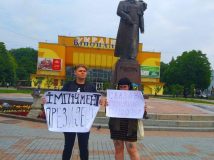 "Мітинг" у Рівному: чому поліція затримала пікетувальників, що виступали за імпічмент Зеленського?