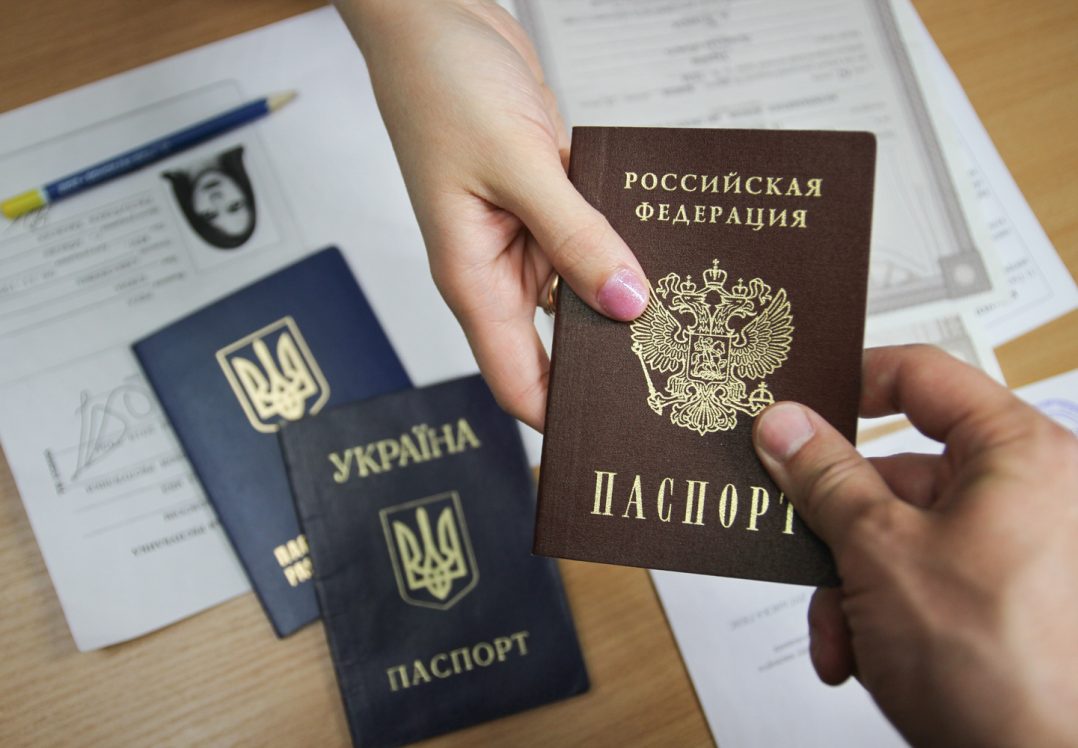 Українців, які отримали паспорти РФ, хочуть позбавити пенсії та допомоги