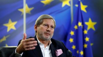 Єврокомісар Ган прибув до Києва для зустрічі із Зеленським