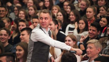 Мовознавець Олександр Авраменко: «Щоб упоратись із функціональною неграмотністю, треба вимкнути на планеті Земля інтернет»