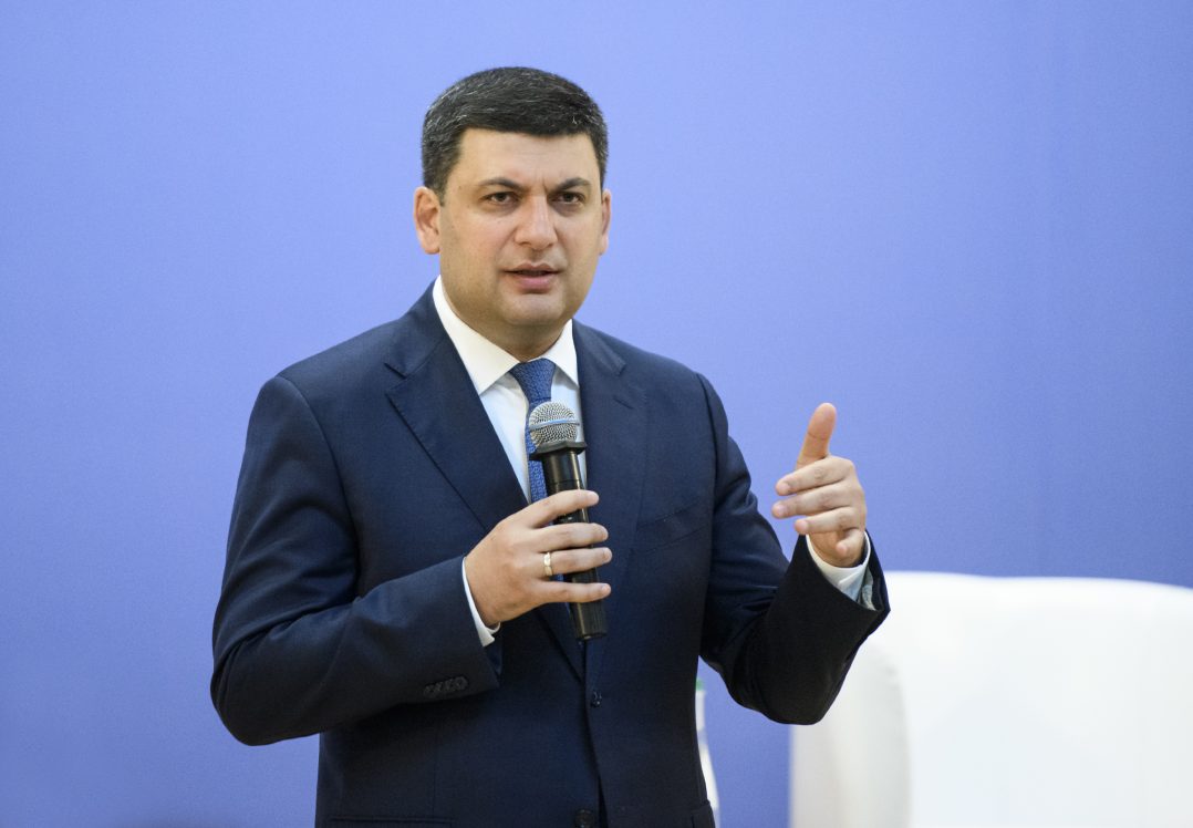 Паспорти РФ на Донбасі визнаємо незаконними і недійсними – Гройсман