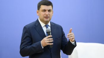 Паспорти РФ на Донбасі визнаємо незаконними і недійсними – Гройсман