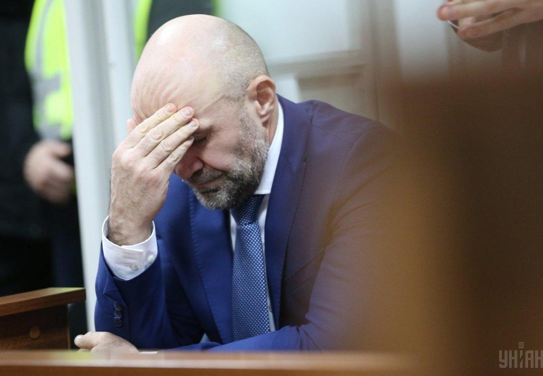 Суд зобов'язав Мангера здати закордонний паспорт і носити браслет