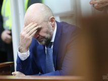 Суд зобов'язав Мангера здати закордонний паспорт і носити браслет