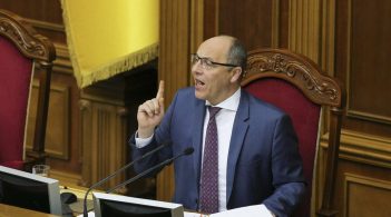 На момент розпуску парламенту у коаліції було 227 депутатів – Парубій
