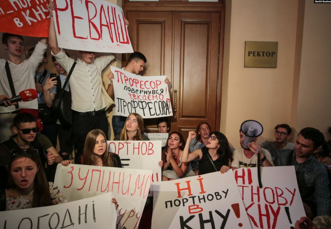 Тиждень у призмі: Зеленський перемагає нардепів, названі імена винних у збитті МН17, а студенти вигнали Портнова з університету