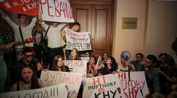 Тиждень у призмі: Зеленський перемагає нардепів, названі імена винних у збитті МН17, а студенти вигнали Портнова з університету