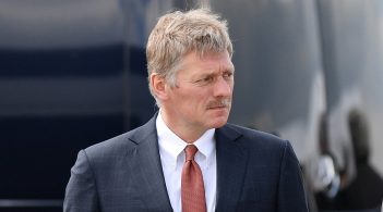 Пєсков: Путін "вичікує" щодо Зеленського