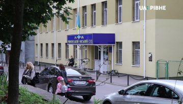 Суд визнав винною 16-річну активістку, яка вийшла на пікет за імпічмент Зеленського