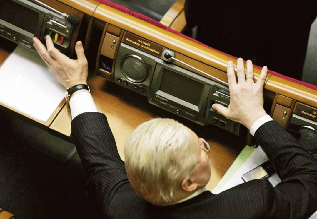Зеленський вніс у Раду проект закону проти депутатів-кнопкодавів