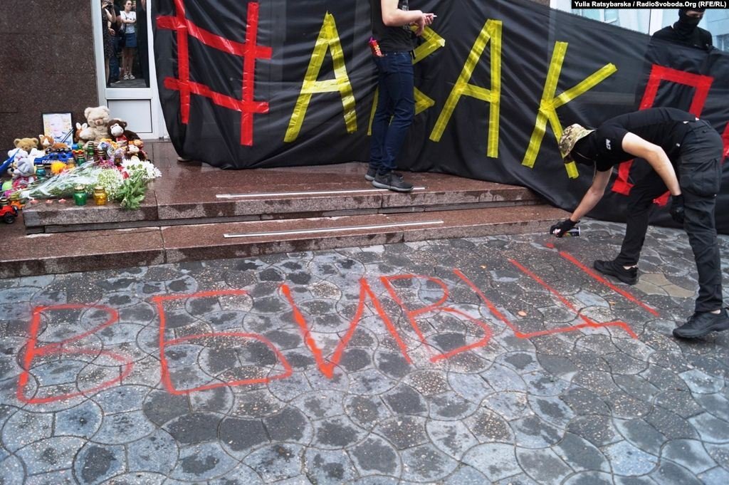 Nationalists clashed with law enforcement officers near the police station in Pereyaslav-Khmelnitsky