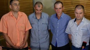 У Київ прибув літак зі звільненими з полону бойовиків чотирма українцями
