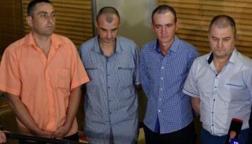 У Київ прибув літак зі звільненими з полону бойовиків чотирма українцями