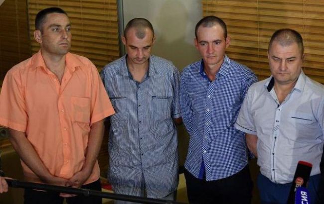 У Київ прибув літак зі звільненими з полону бойовиків чотирма українцями