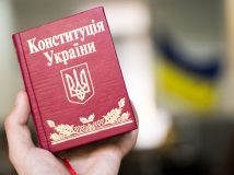 Змінити Конституцію: чому про це заговорили у команді Зеленського?