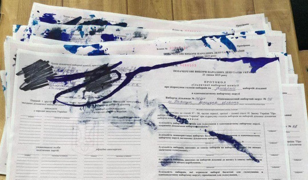 На Донеччині члени комісії підписали незаповнені бланки з результатами голосування