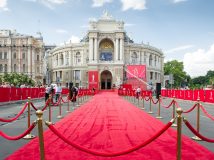 Вісім жінок та Катрін Деньов