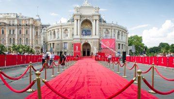Вісім жінок та Катрін Деньов