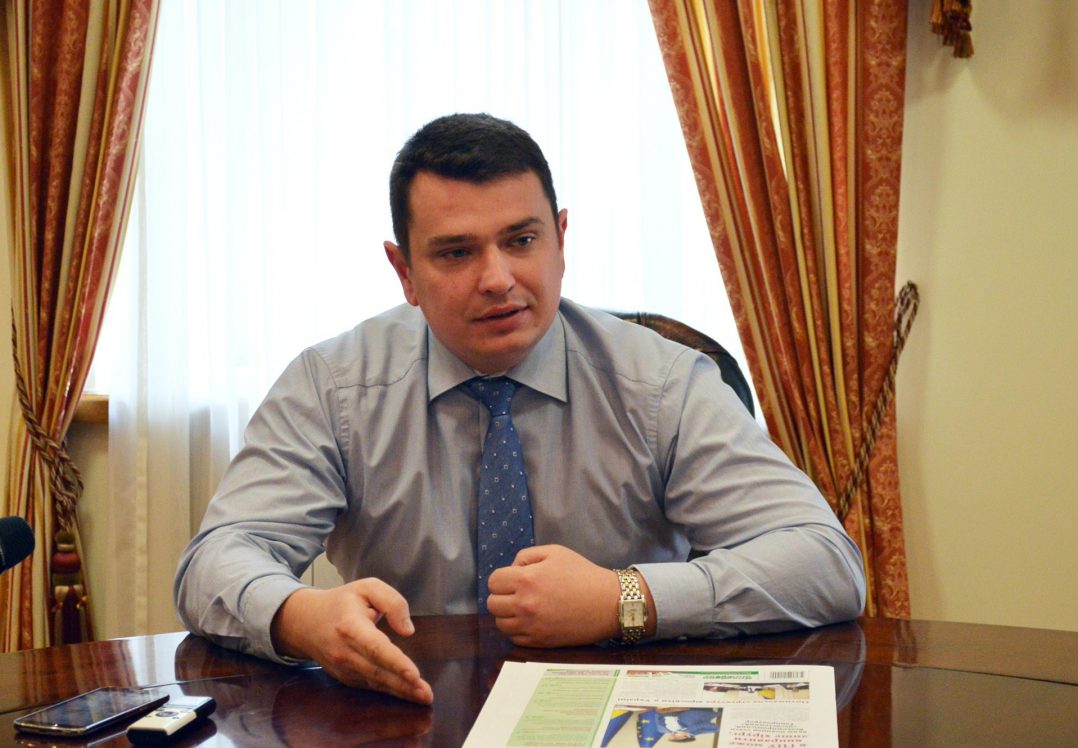 Директору НАБУ на трасі зачитали протокол про корупцію