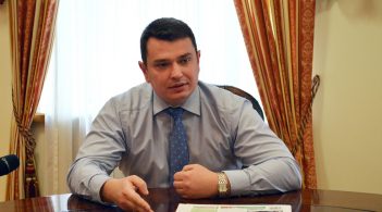 Директору НАБУ на трасі зачитали протокол про корупцію