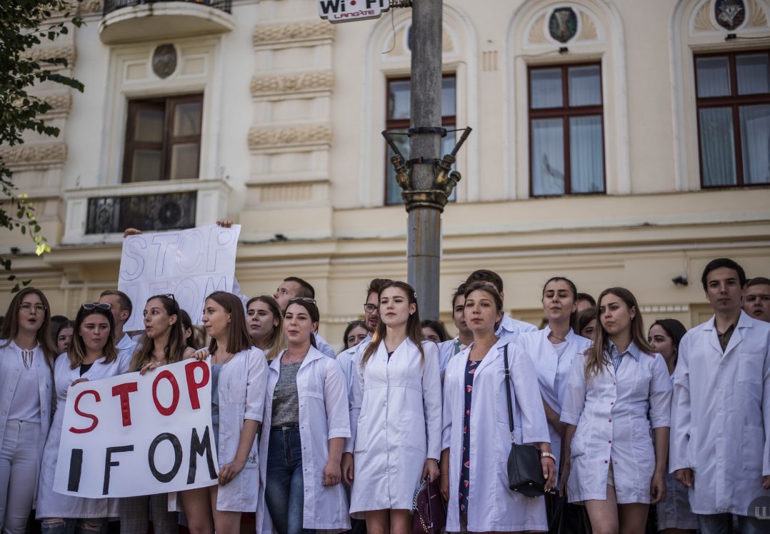 Студенти-медики вперше складають міжнародний іспит з основ медицини: невдоволені влаштовують протести