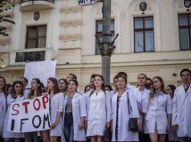 Студенти-медики вперше складають міжнародний іспит з основ медицини: невдоволені влаштовують протести