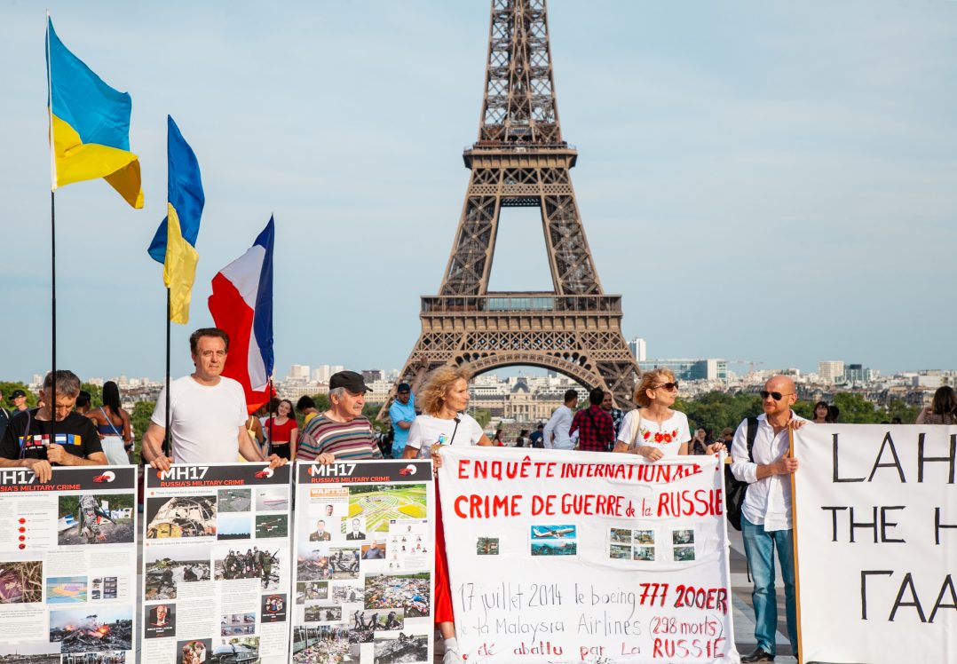 У Парижі українські активісти провели акцію, присвячену річниці авіакатастрофи MH-17