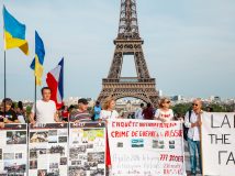 У Парижі українські активісти провели акцію, присвячену річниці авіакатастрофи MH-17