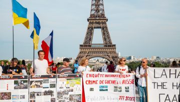 У Парижі українські активісти провели акцію, присвячену річниці авіакатастрофи MH-17
