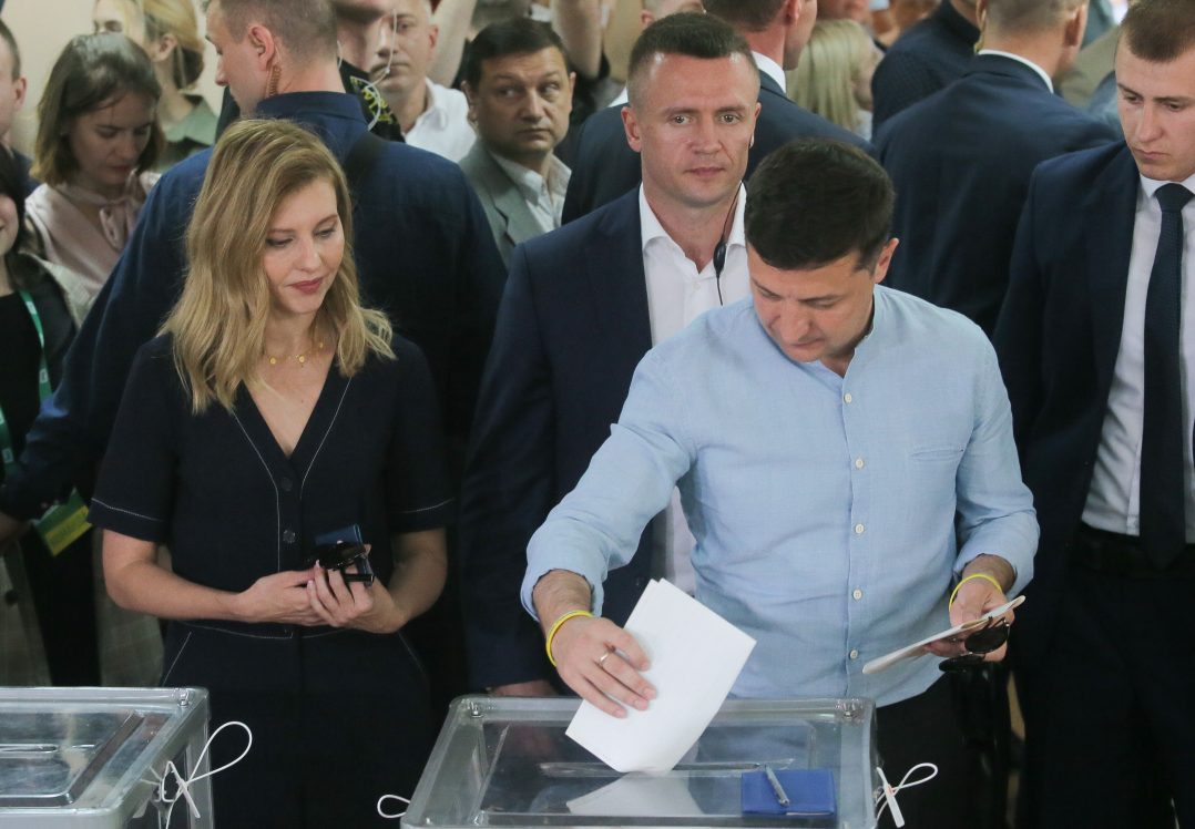Як голосували лідери партій: Зеленський визначився з прем’єром, Парубій забув паспорт, Порошенко прийшов з усією родиною
