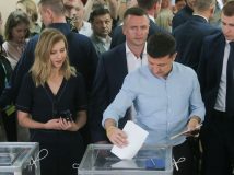 Як голосували лідери партій: Зеленський визначився з прем’єром, Парубій забув паспорт, Порошенко прийшов з усією родиною