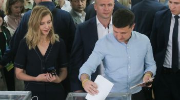 Як голосували лідери партій: Зеленський визначився з прем’єром, Парубій забув паспорт, Порошенко прийшов з усією родиною