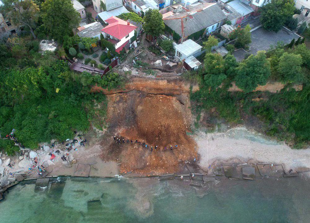 A landslide covered the beach in Odessa. Rescuers are looking for people under the ground