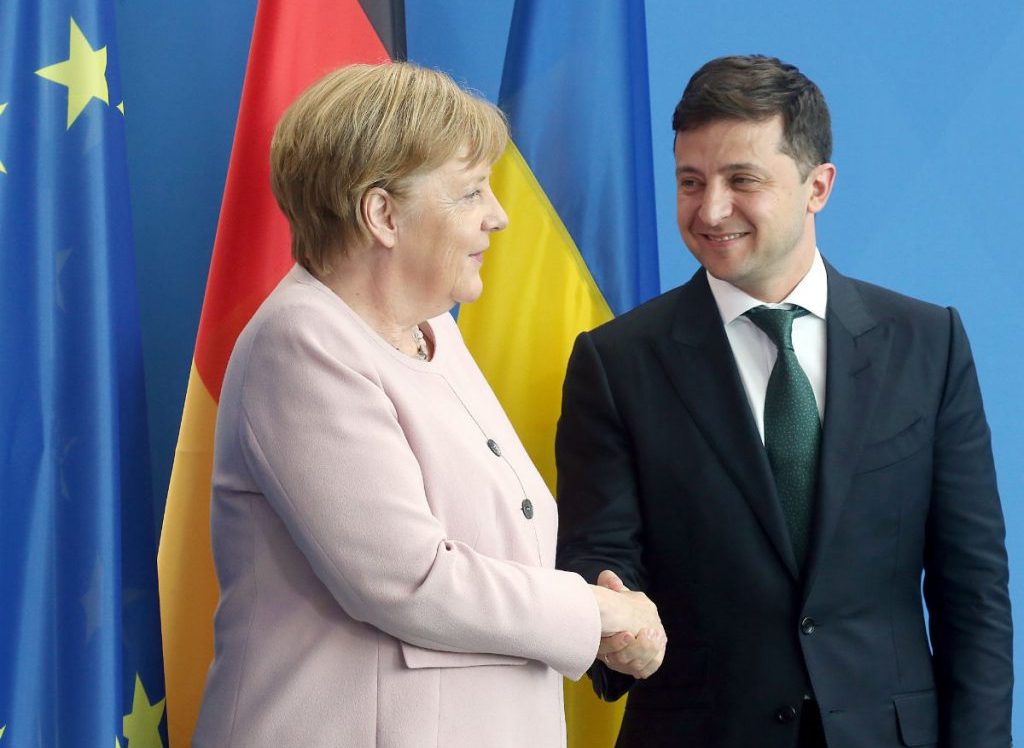 Зеленський зателефонував Меркель: говорили про війну, політв’язнів і газ